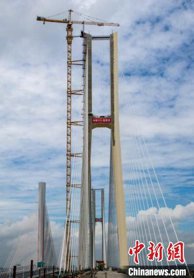 廣州南沙港鐵路跨西江斜拉橋順利合龍。廣鐵集團供圖