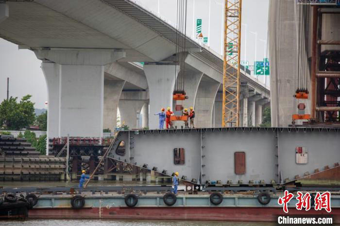廣州南沙港鐵路跨西江斜拉橋順利合龍。廣鐵集團供圖